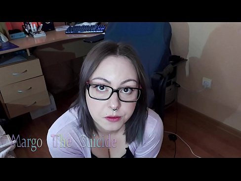 ❤️ Sexig tjej med glasögon suger Dildo djupt på kamera ☑ Porno at us ﹏